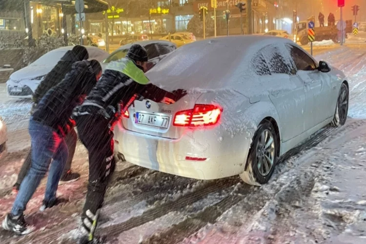 TOMA'lar kar küredi, trafik polisleri yolda kalan araçlara yardım etti