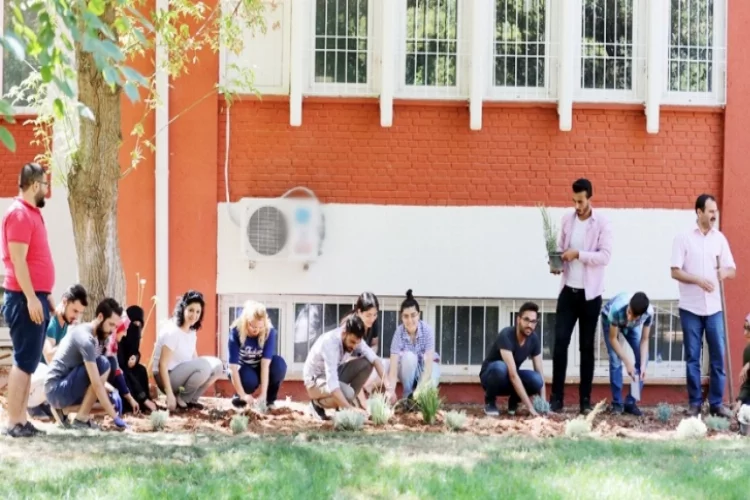 Türk ve Suriyeli öğrenciler el ele çiçek diktiler