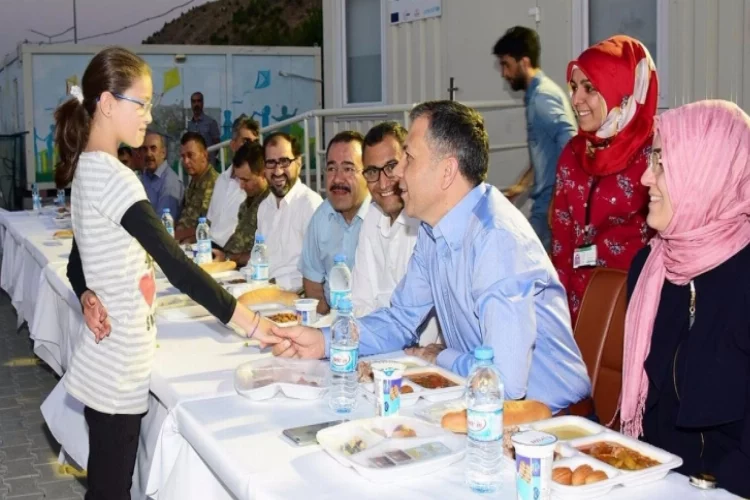 Vali, Suriyeli mültecilerle iftar yaptı