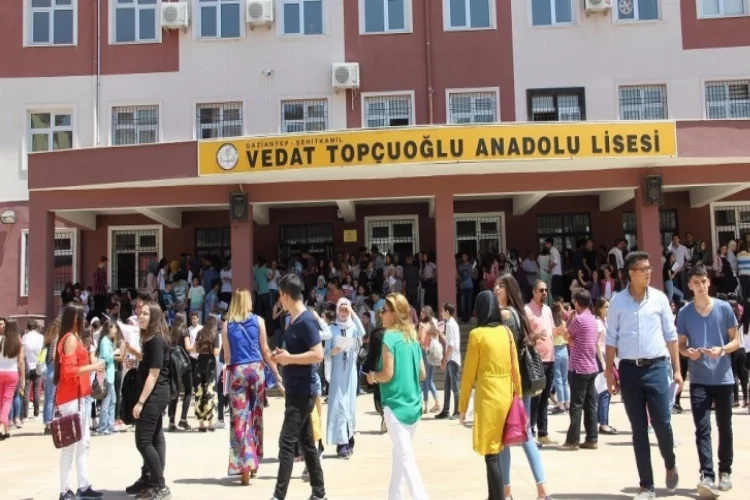 Vedat Topçuoğlu Anadolu Lisesinde karne coşkusu