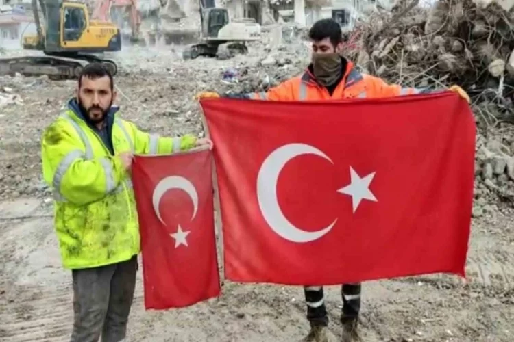 Yıkım ekibinin Türk bayrağı hassasiyeti